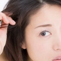 髪を気にする女性