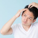 薄毛を気にする男性